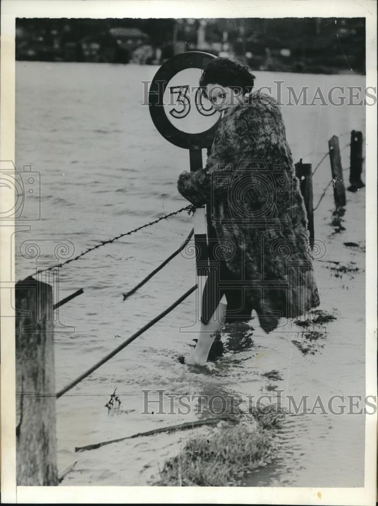 1936 Press Photo Girl Walks Home In Flooded Sussex Street - Historic Images