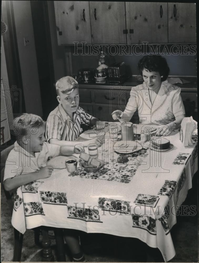 1944 Press Photo New Haven, Conn. Mrs olive Dahlberg &amp; kids Sale &amp; Don at a meal - Historic Images