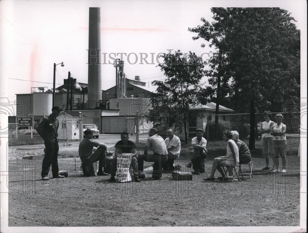 1968 Press Photo Strikers at Campbell Soup Company Plant - Historic Images