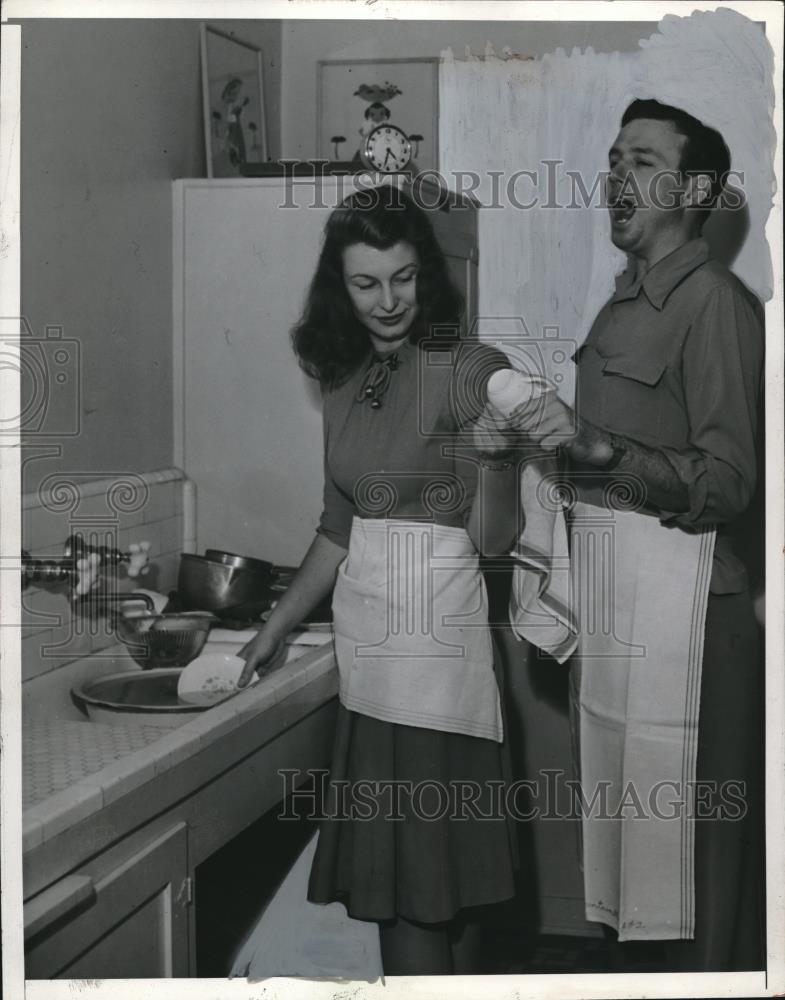 1942 Press Photo Colleen Finley &amp; Bill Marx Clean Up After Party - Historic Images