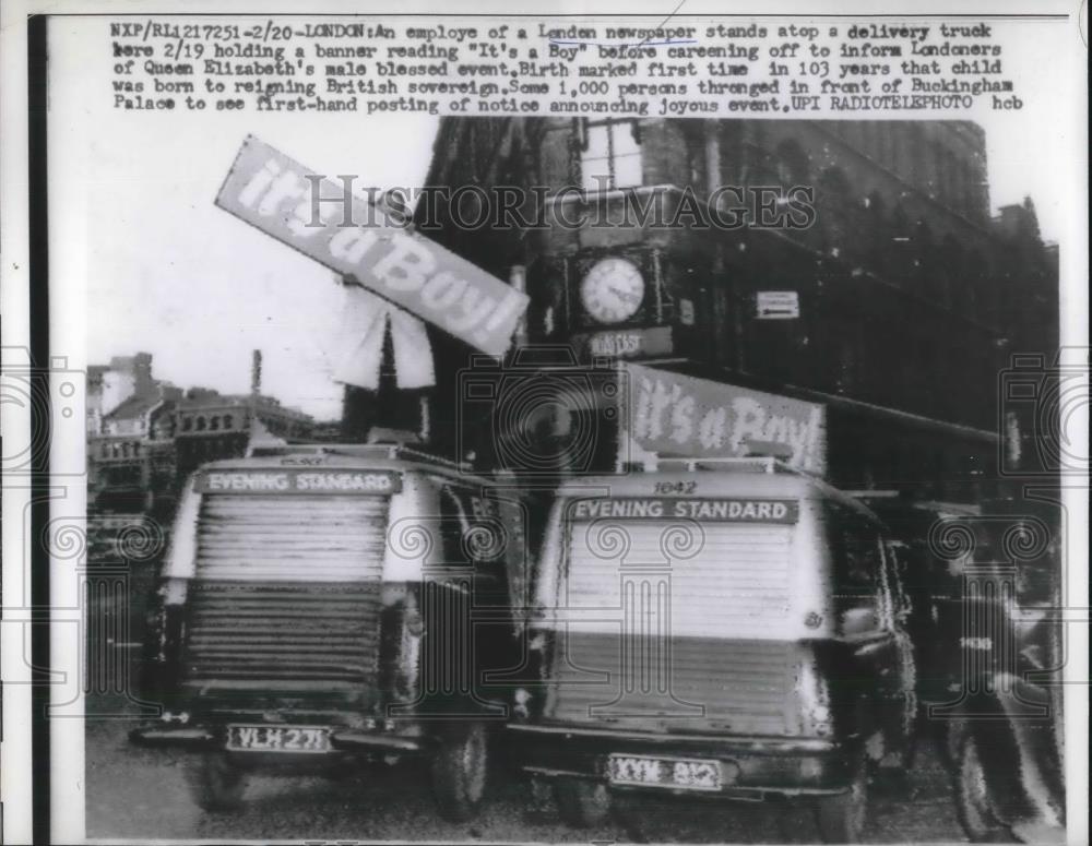 1960 Press Photo Employee of Lenden Newspaper holding a banner for Royal Baby - Historic Images