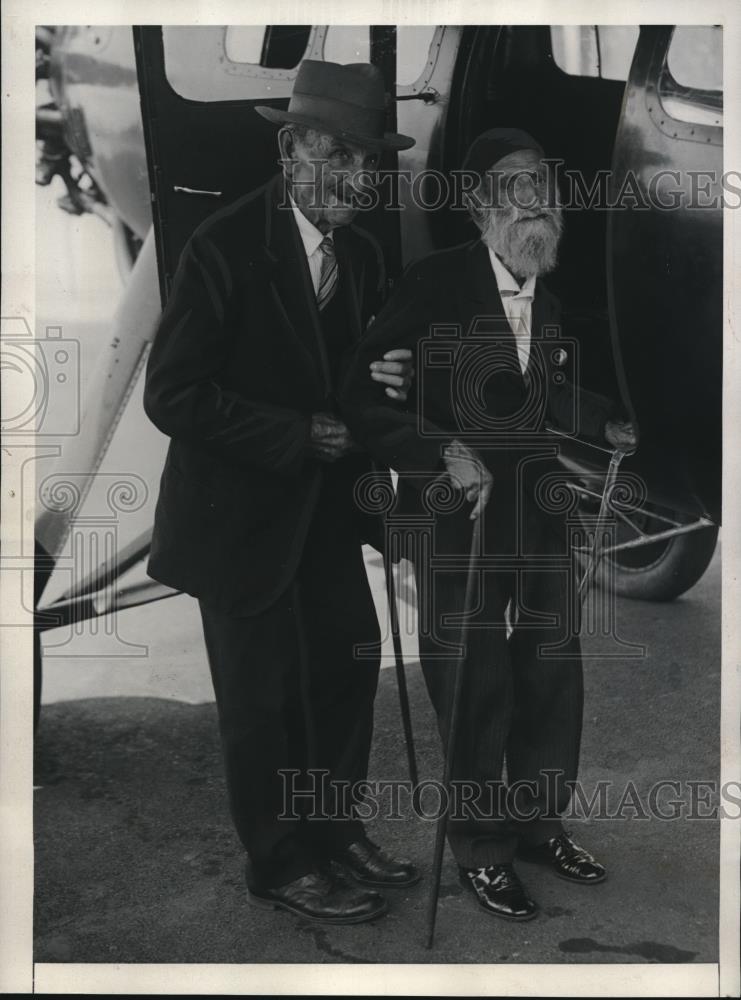 1930 Press Photo Galusha Cole & Dr Mirza Assad Fareed Celebrate 104th Birthday - Historic Images