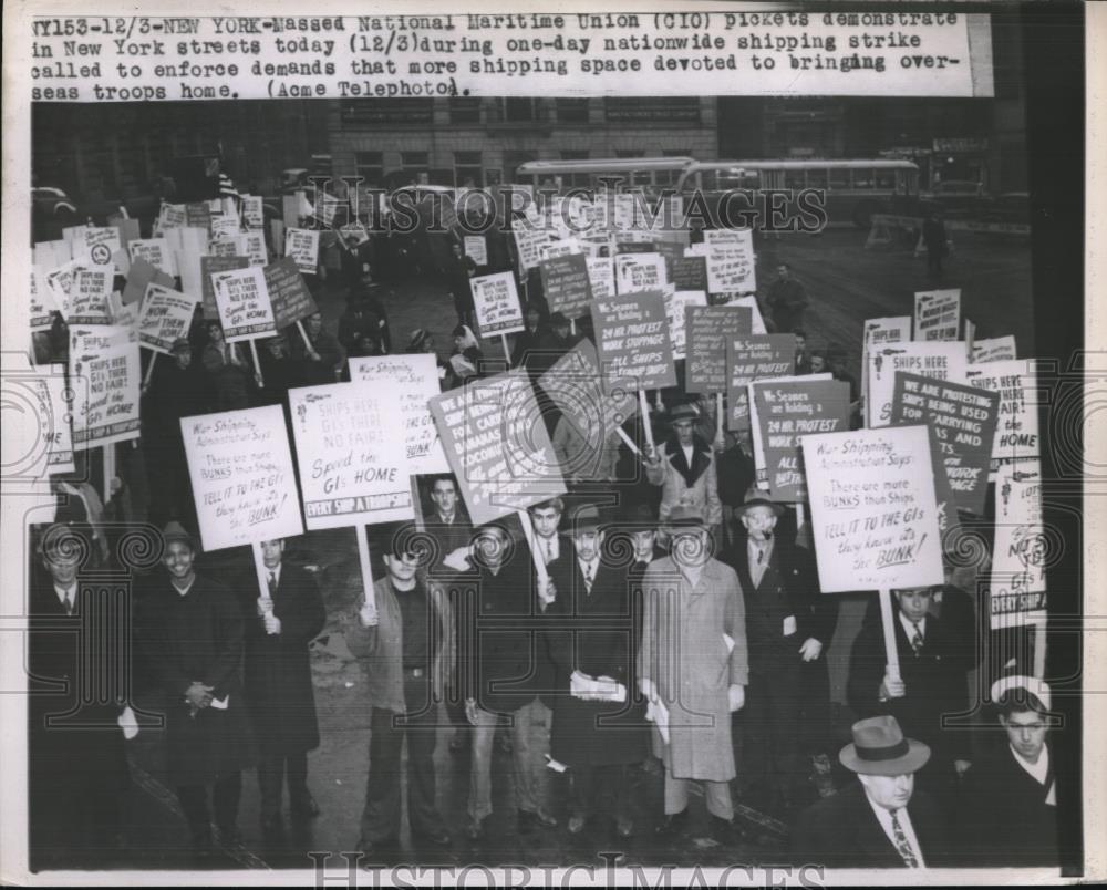 1946 Press Photo Massed National Maritime Union picketing in the New York sts - Historic Images