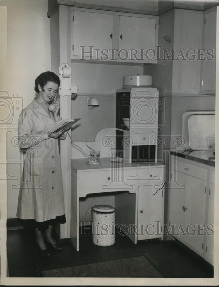 1934 Press Photo Catherine Noone with housewife &#39;office nook&#39; at Furniture Mart - Historic Images