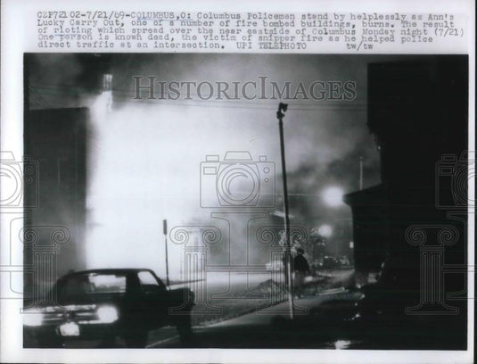 1969 Press Photo Columbus Policemen Helpless as Fire Bombed Building Burns - Historic Images