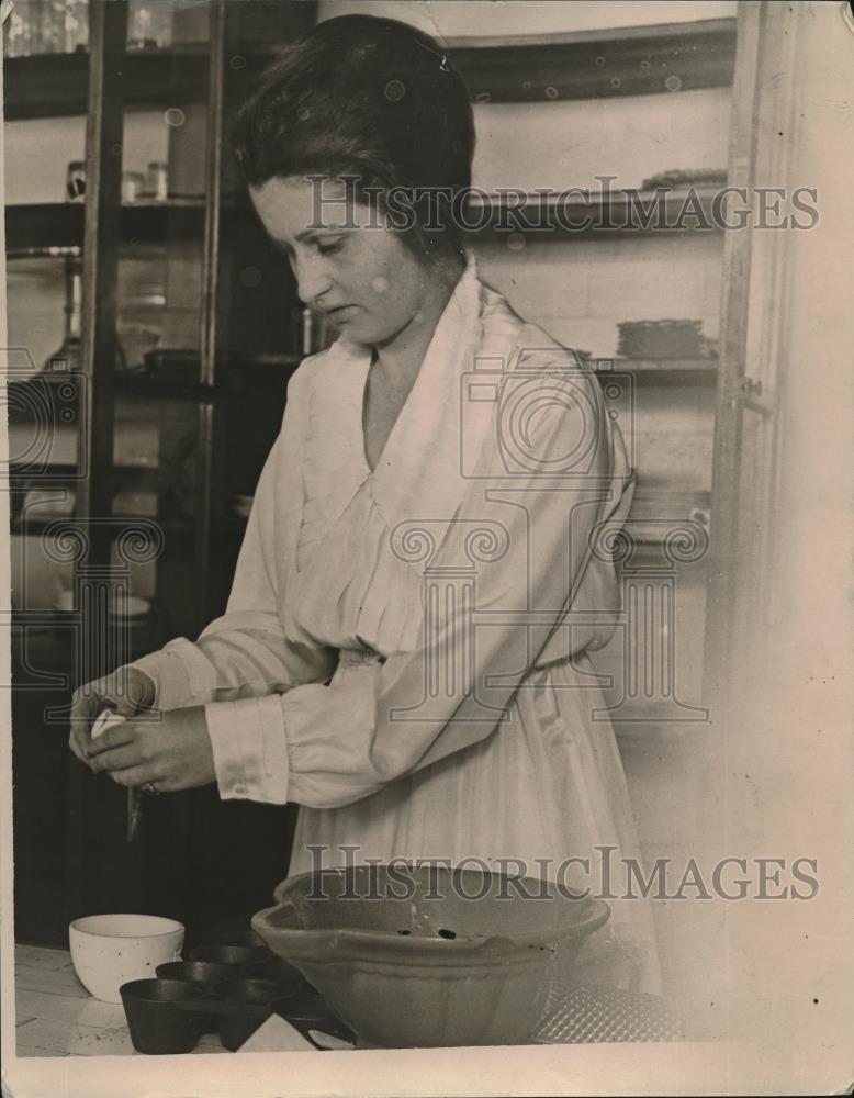 1923 Press Photo Miss Florence Johnstone, cooking instructor at YWCA classes - Historic Images