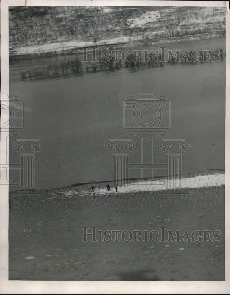 1939 Press Photo three men stranded on ting island in flooded Ohio River - Historic Images