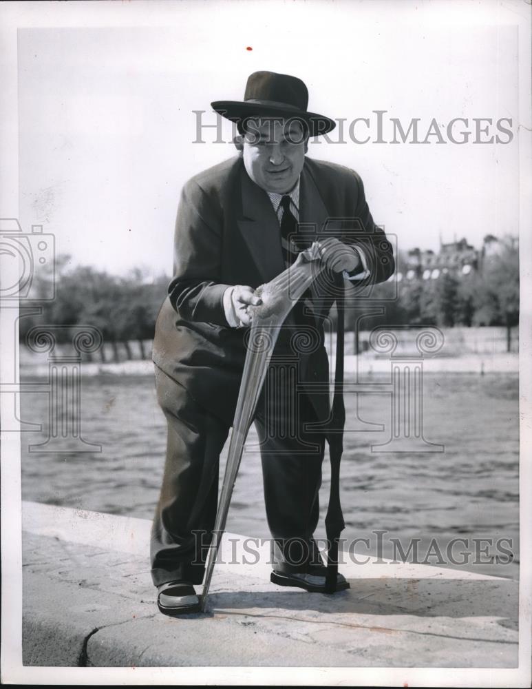 1954 Press Photo Paris,France peddler with rubberized socks for any size foot - Historic Images