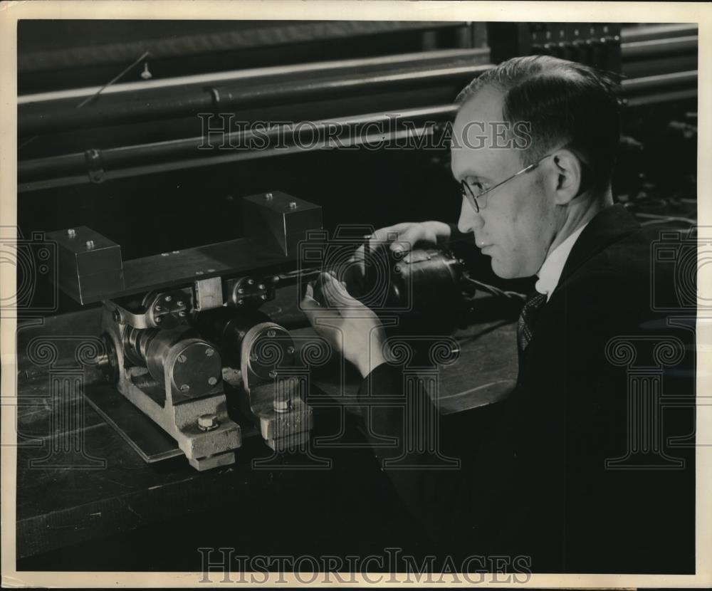 1938 Press Photo Research Engineer at Westinghouse laboratories - Historic Images