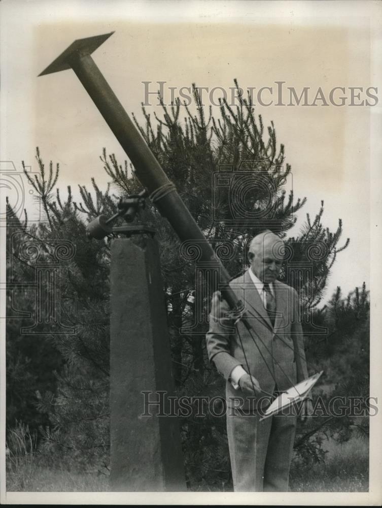 1934 Press Photo Scientist H Helm Clayton of CAnton, Mass. with Weather forecast - Historic Images