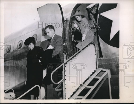 1945 Press Photo D.C. Mrs John McCain & son Gordon arrive by plane - Historic Images