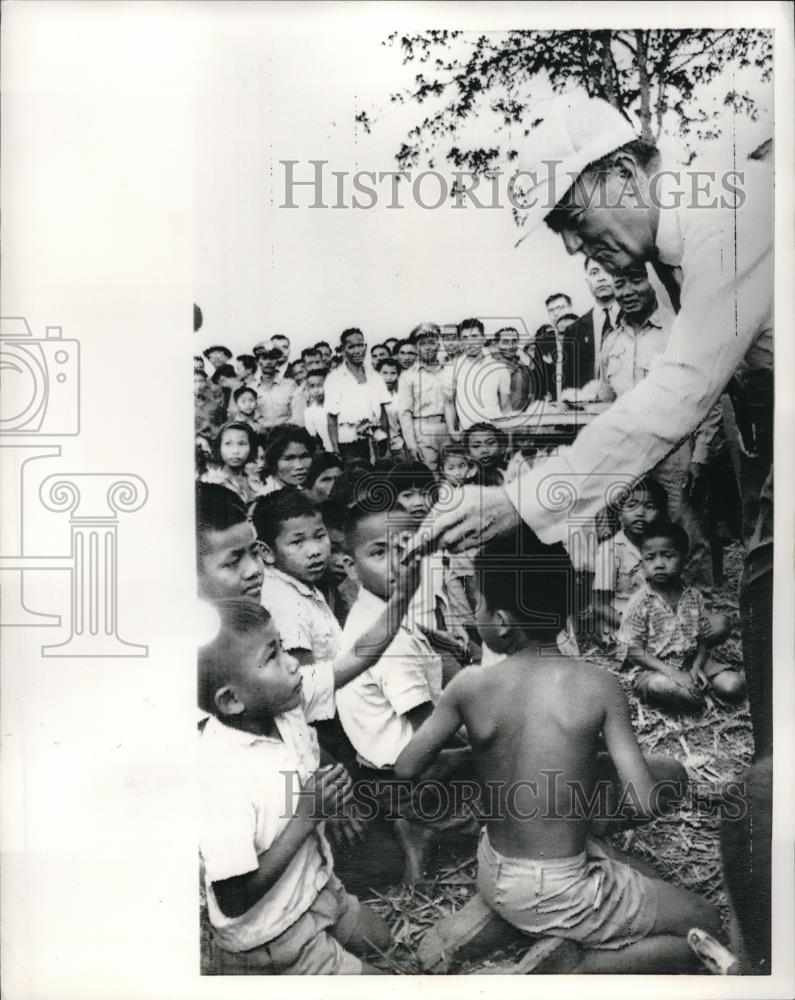 1966 Press Photo Vice President Hubert Humphrey Offers Fruit To Thai Children - Historic Images