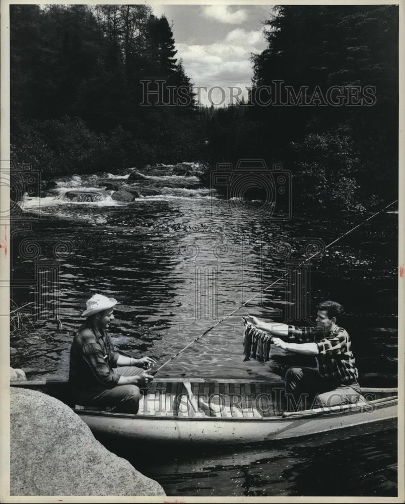 1963 Press Photo Two fishermen in a boat catching perch - Historic Images