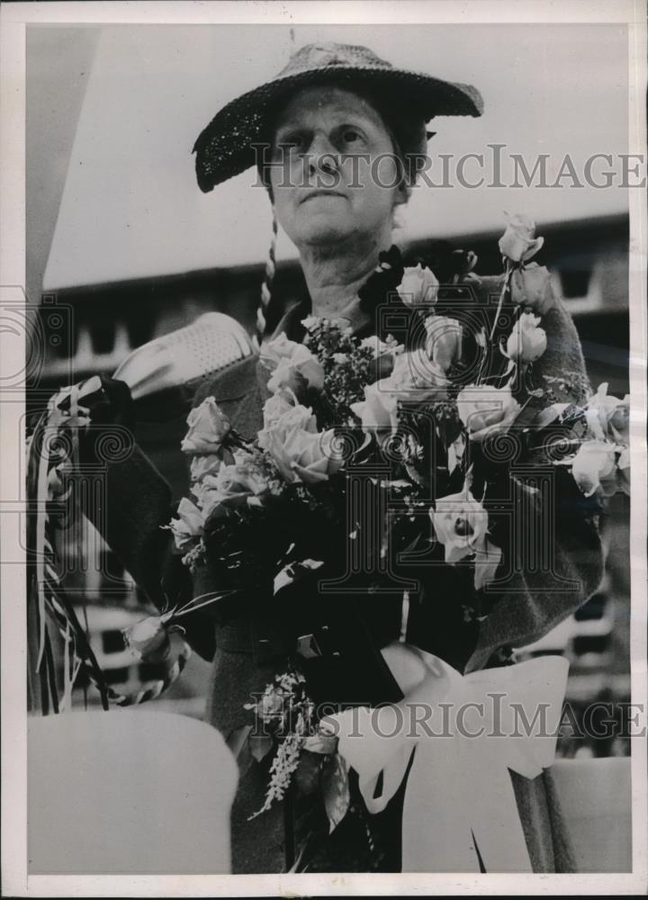 1939 Press Photo Mrs. E.B. Fenner christening the Naval destroyer Wilson - Historic Images