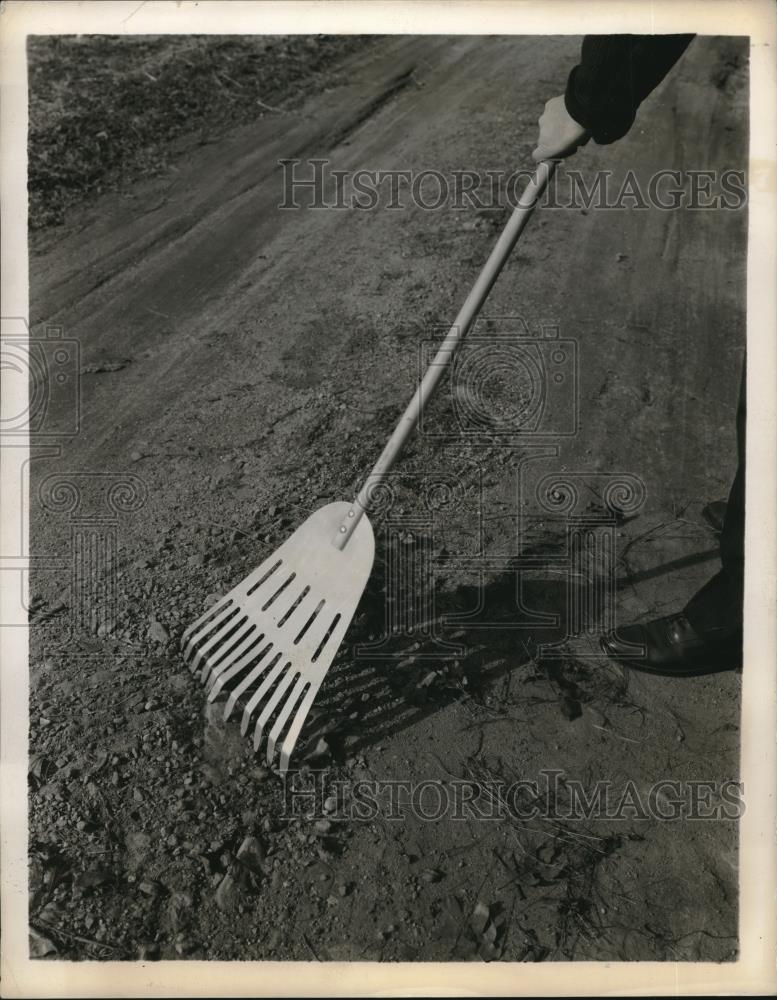 1946 Press Photo Person showing a Aluminum Tennair Broom-Rake - Historic Images