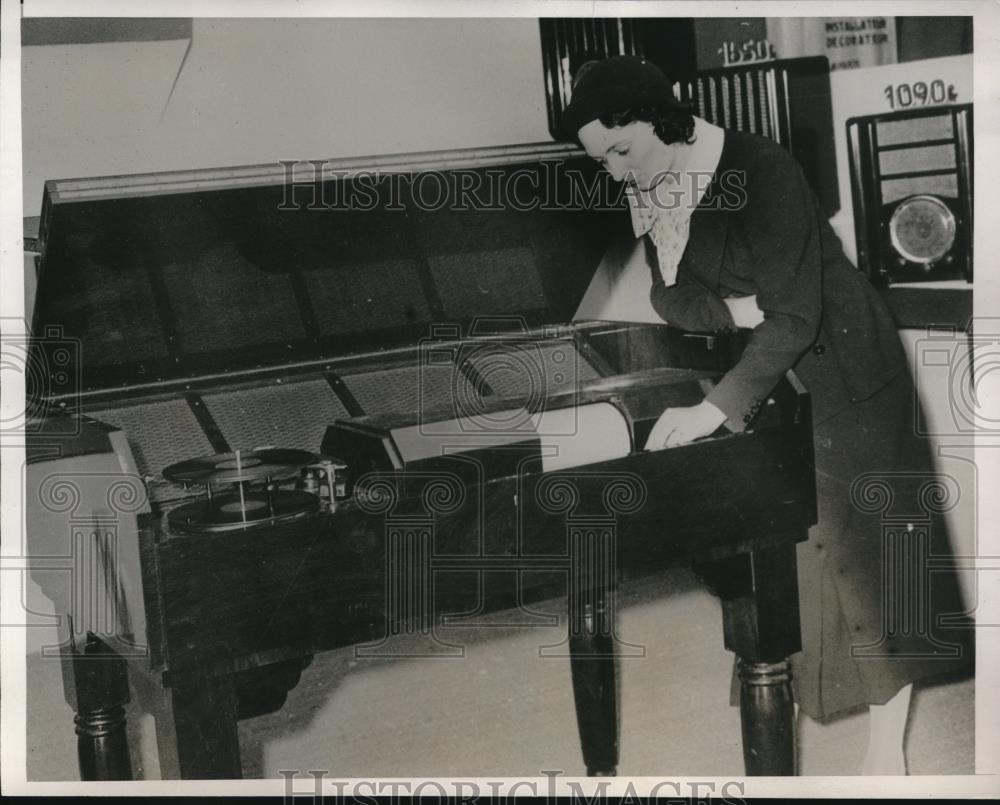 1935 Press Photo Piano-Modeled combination Radio Set and Phonograph - Historic Images