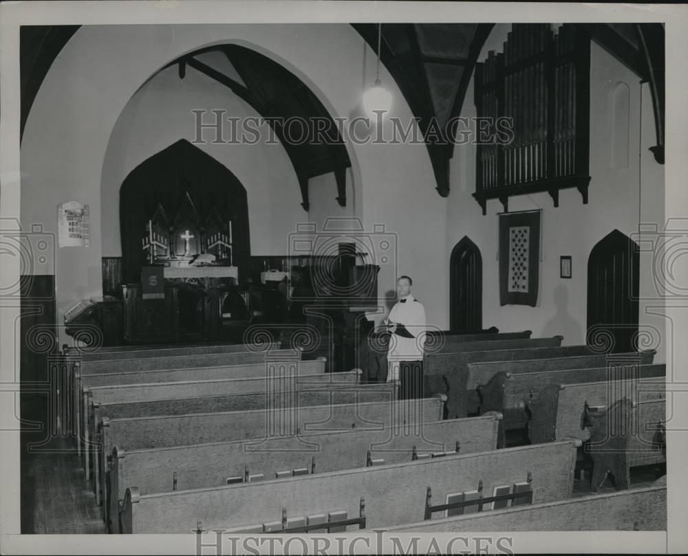 1945 Press Photo Interior of Episcopal Church with Rev. H.B. Whitehead - Historic Images