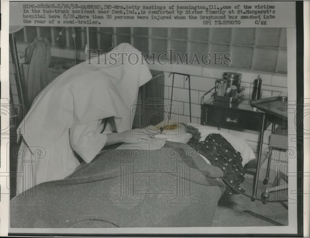 1958 Press Photo Betty Hastings n Greyhound Bus Accident St Margaret&#39;s Hospital - Historic Images