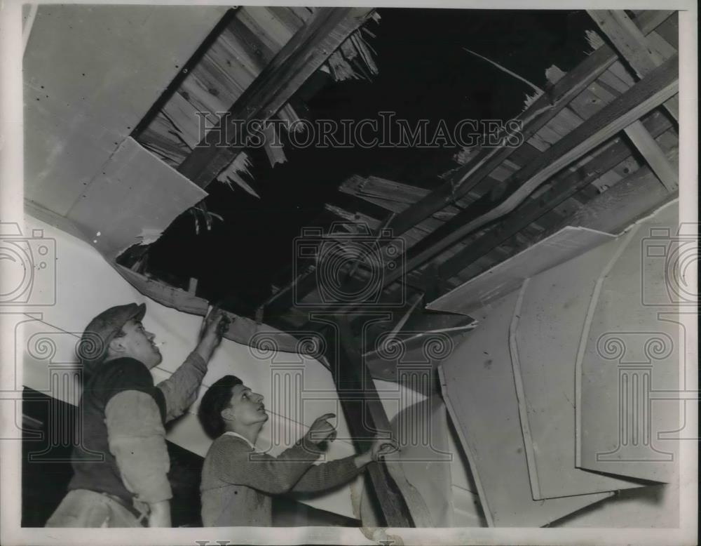 1938 Press Photo Gaping hole of a garage in NY after hurricane Gale hit - Historic Images