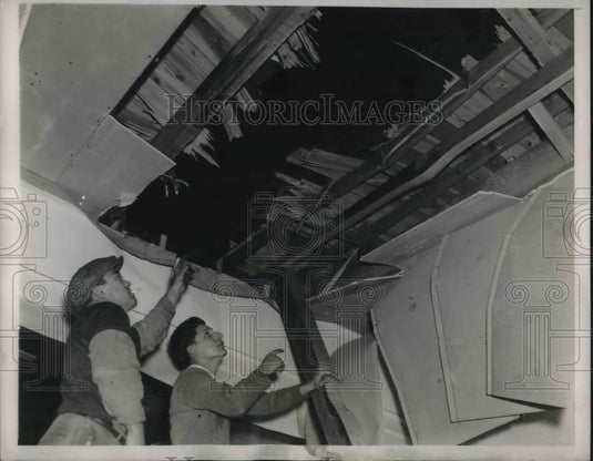 1938 Press Photo Gaping hole of a garage in NY after hurricane Gale hit - Historic Images