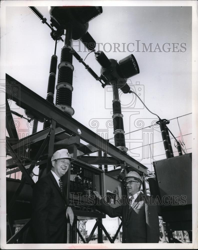 Press Photo Ralph Meister &amp; CW Frederickson of Ohio Edison with CEI systems - Historic Images