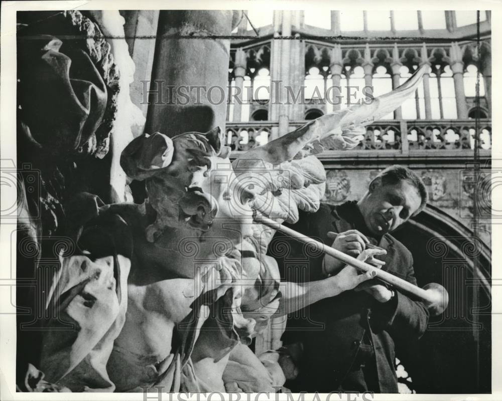 1966 Press Photo Czech sculptor Jiri Grusovsky finishing the Stone Angel - Historic Images