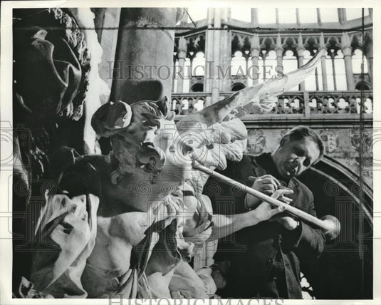 1966 Press Photo Czech sculptor Jiri Grusovsky finishing the Stone Angel - Historic Images