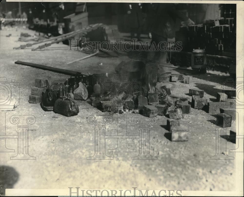 1925 Press Photo Boston, Mass Laborers keep their lunch warm during cold spell - Historic Images