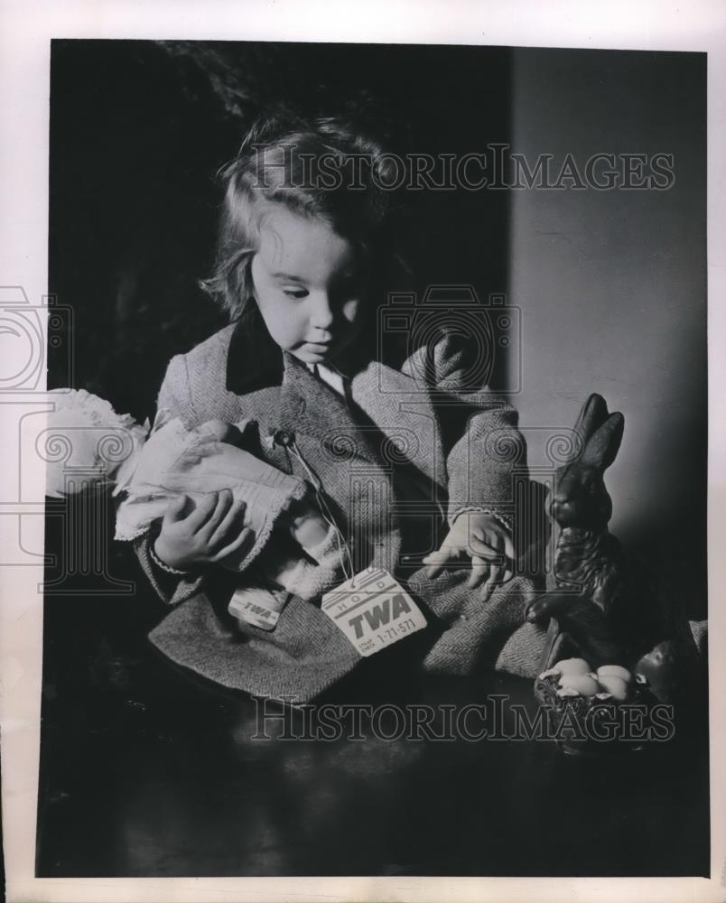 1948 Press Photo Patty McCarthy Age 3 Flying Back from Bombay - Historic Images