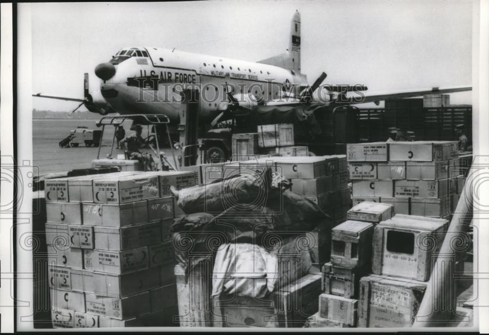 1960 Press Photo Andrews AFB, Md supplies for quake victims in Chile loaded - Historic Images