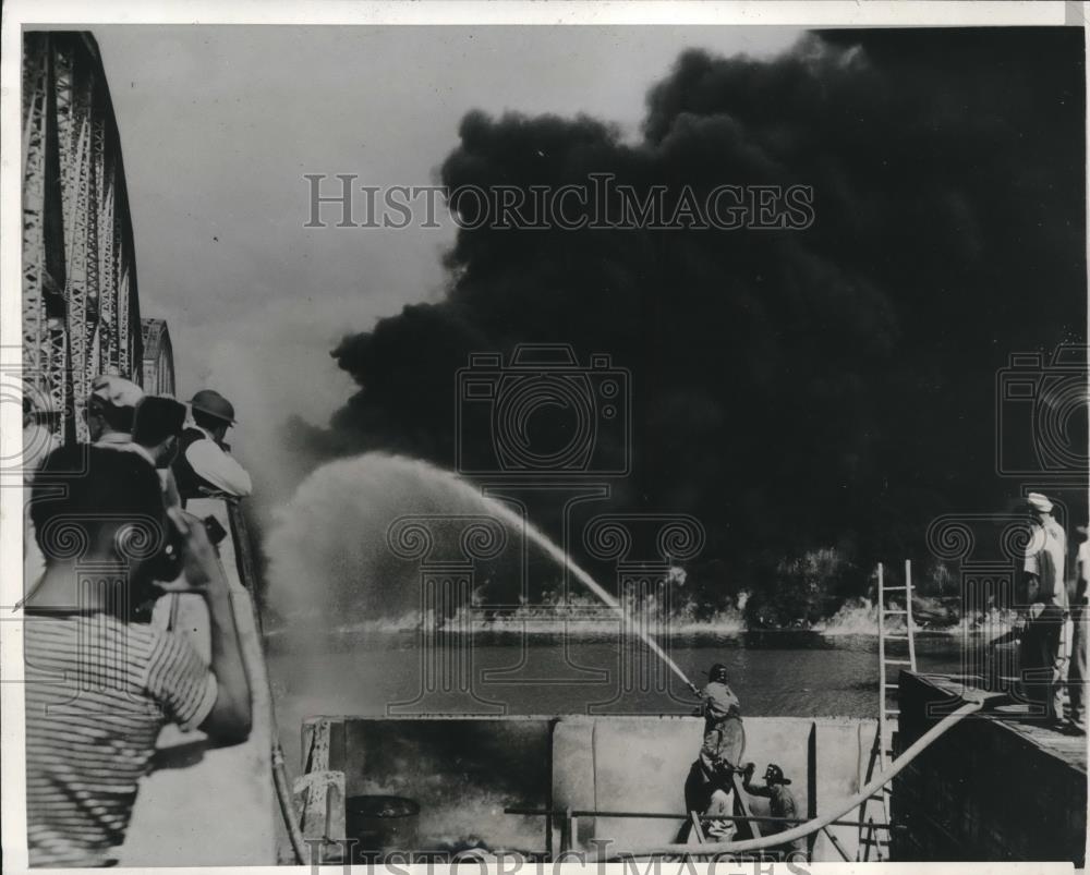 1942 Press Photo Oil tanks on Pasig river in Manila, Philippines on fiire - Historic Images