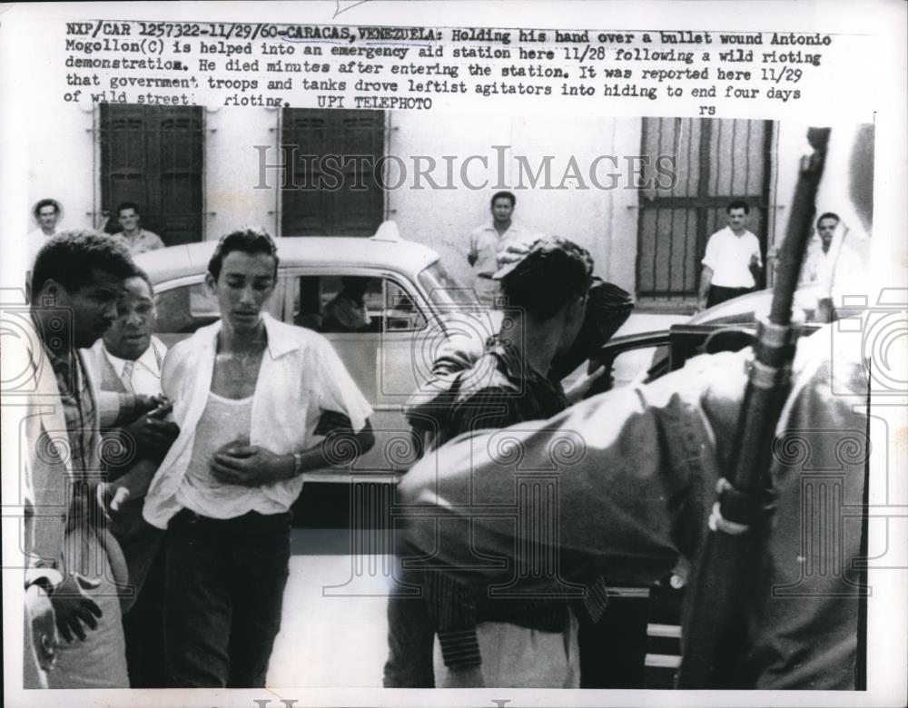 1960 Press Photo Caracas, Venezuela, wounded rioter seek aid - Historic Images