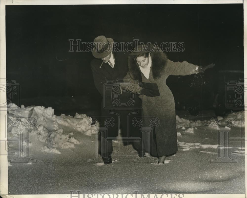 1936 Press Photo New York residents caught after winter&#39;s worst snowstorm - Historic Images