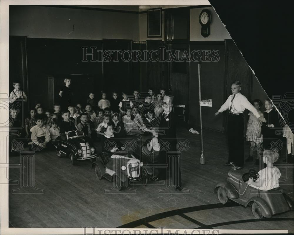 1938 Press Photo Chicago, Ill School safety patrol boy &amp; class - Historic Images