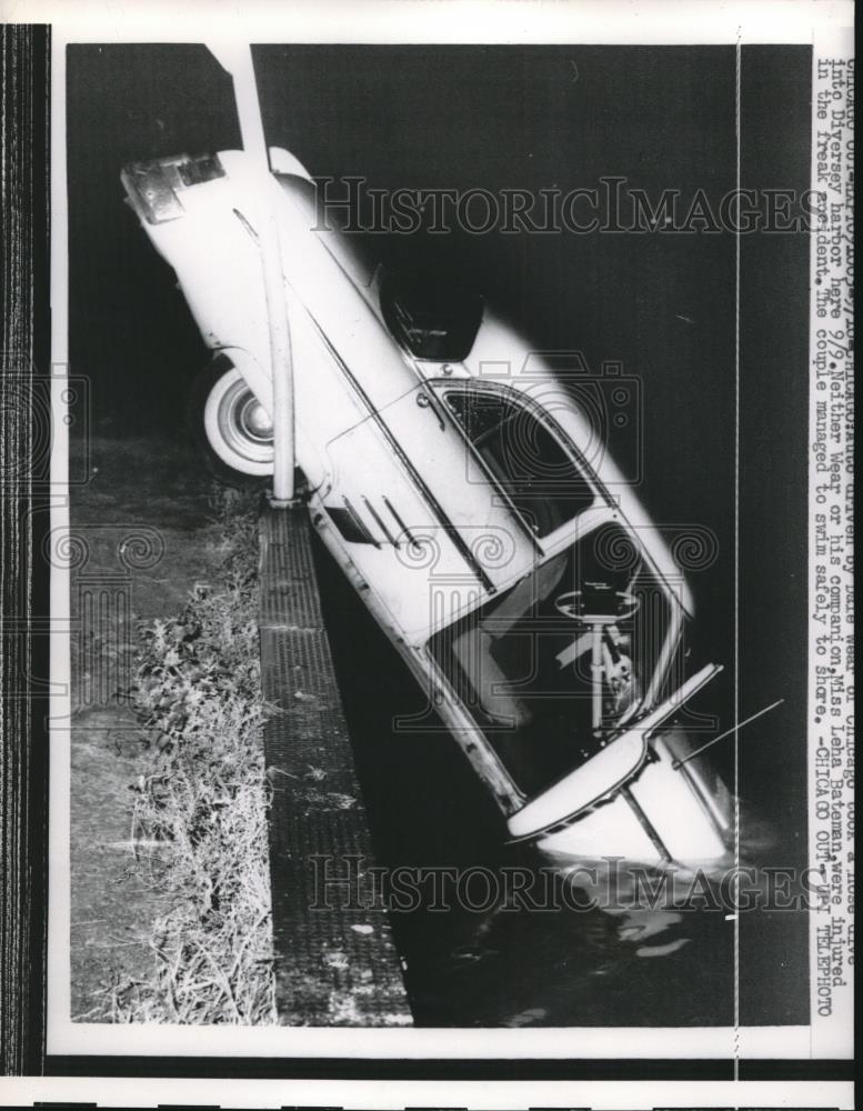 1958 Press Photo Car Driven by Dale Wear &amp; Companion Leha Bateman - Historic Images