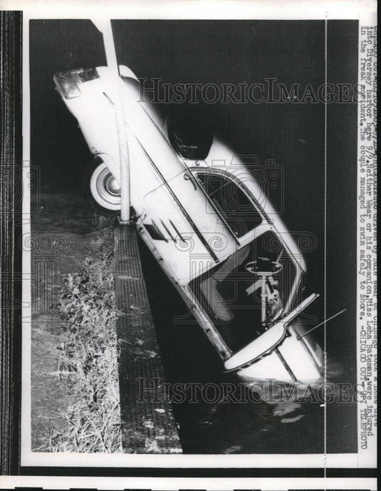 1958 Press Photo Car Driven by Dale Wear & Companion Leha Bateman - Historic Images