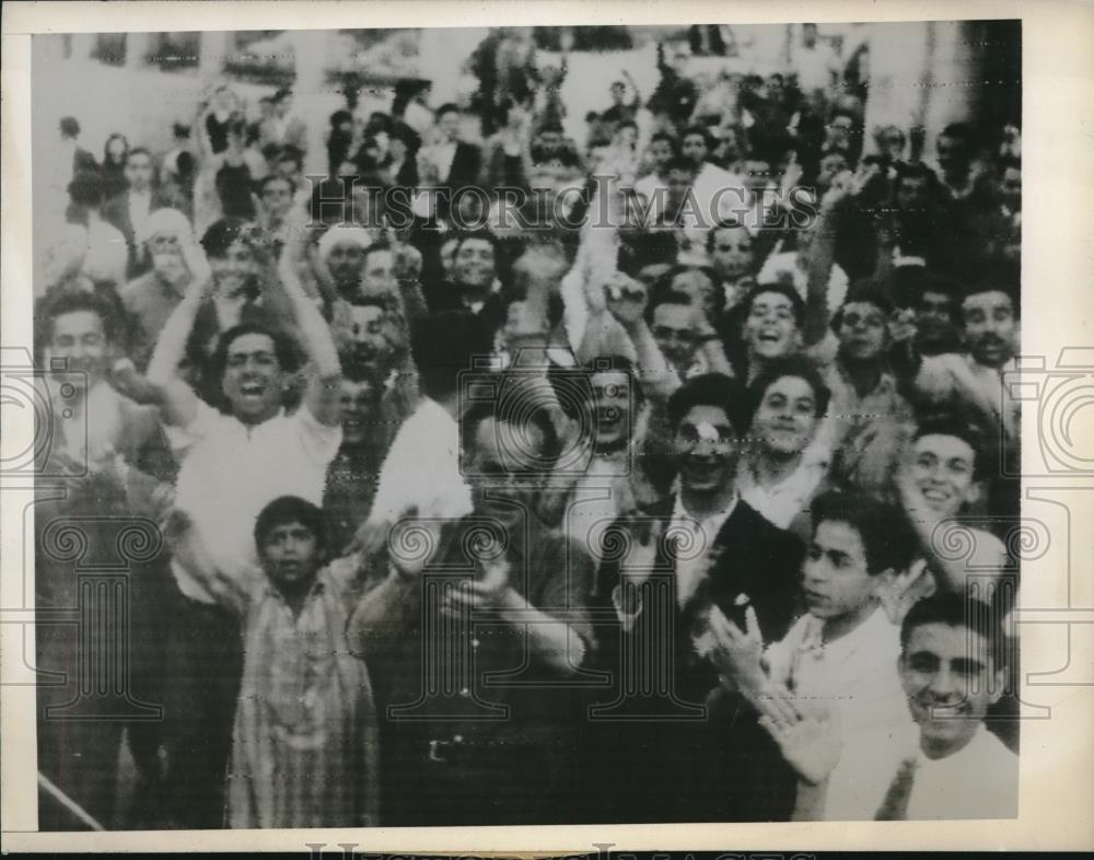 1945 Press Photo Crowd on streets of Damascus give &quot;V&quot; sign to British Tanks - Historic Images