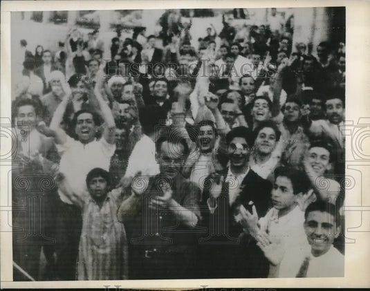 1945 Press Photo Crowd on streets of Damascus give "V" sign to British Tanks - Historic Images