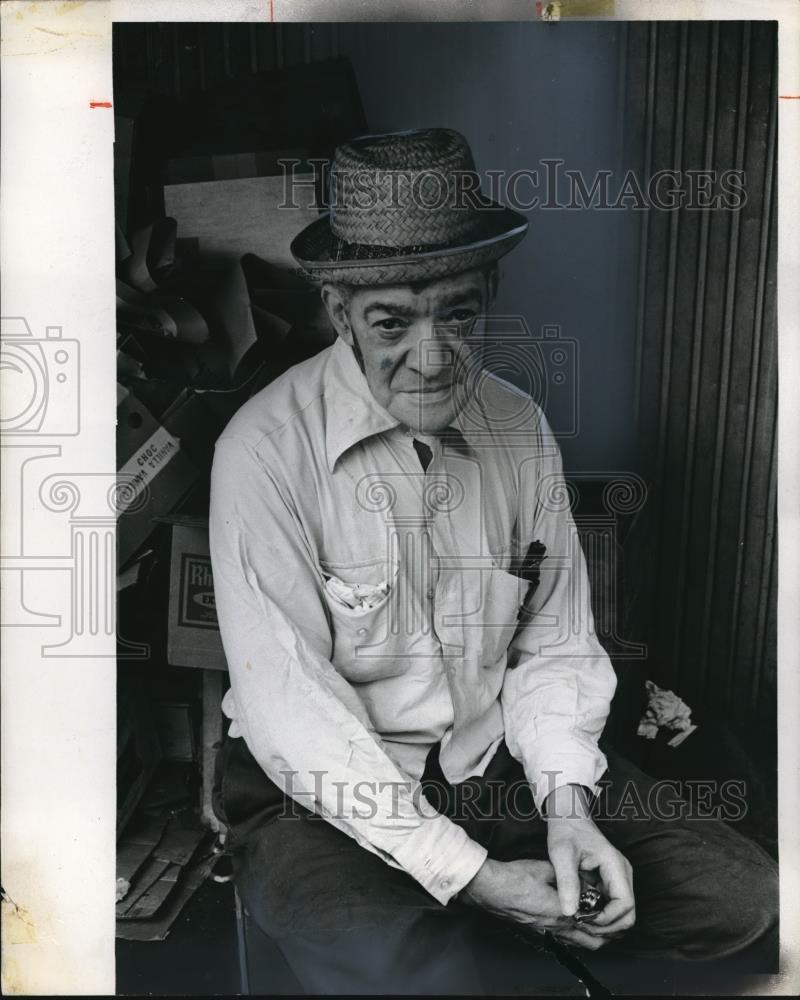 1972 Press Photo A man in his NYC slum neighborhood - Historic Images