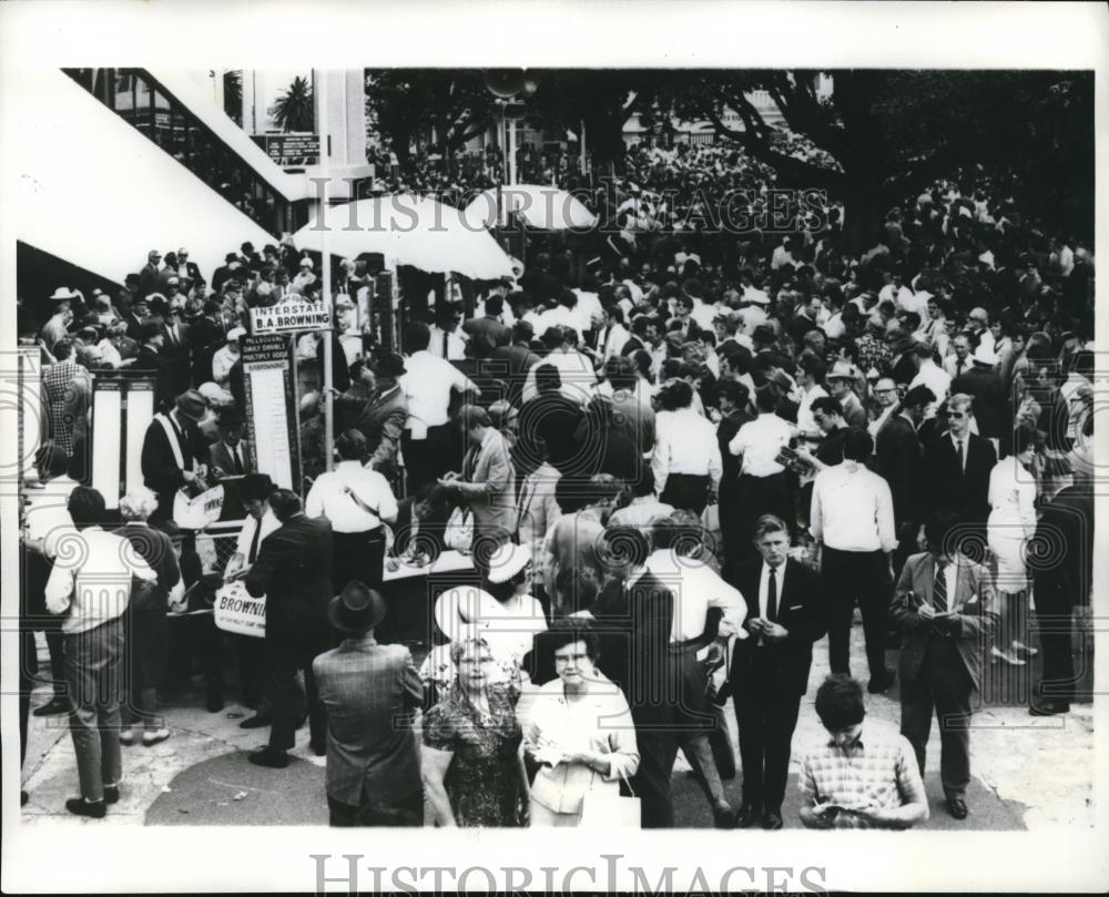 1976 Press Photo Crowd Around Bookmakers in Sydney Australians Invest Billions - Historic Images