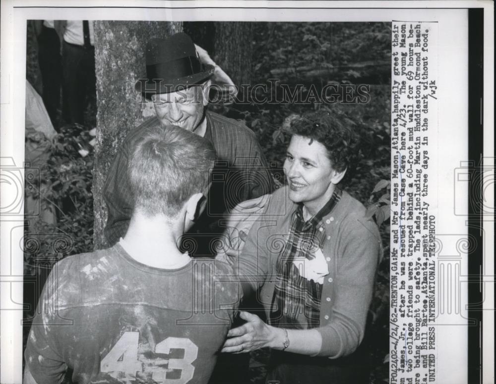 1962 Press Photo Mrs James Mason reunited w/ his son James Jr after rescue - Historic Images