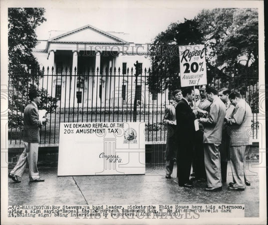 1949 Press Photo Roy Stevens & others picket at White House vs amusement tax - Historic Images
