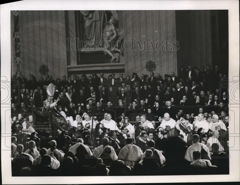 1946 Press Photo Pope Pius XII blesses throng as Prelates promoted to Cardinals - Historic Images