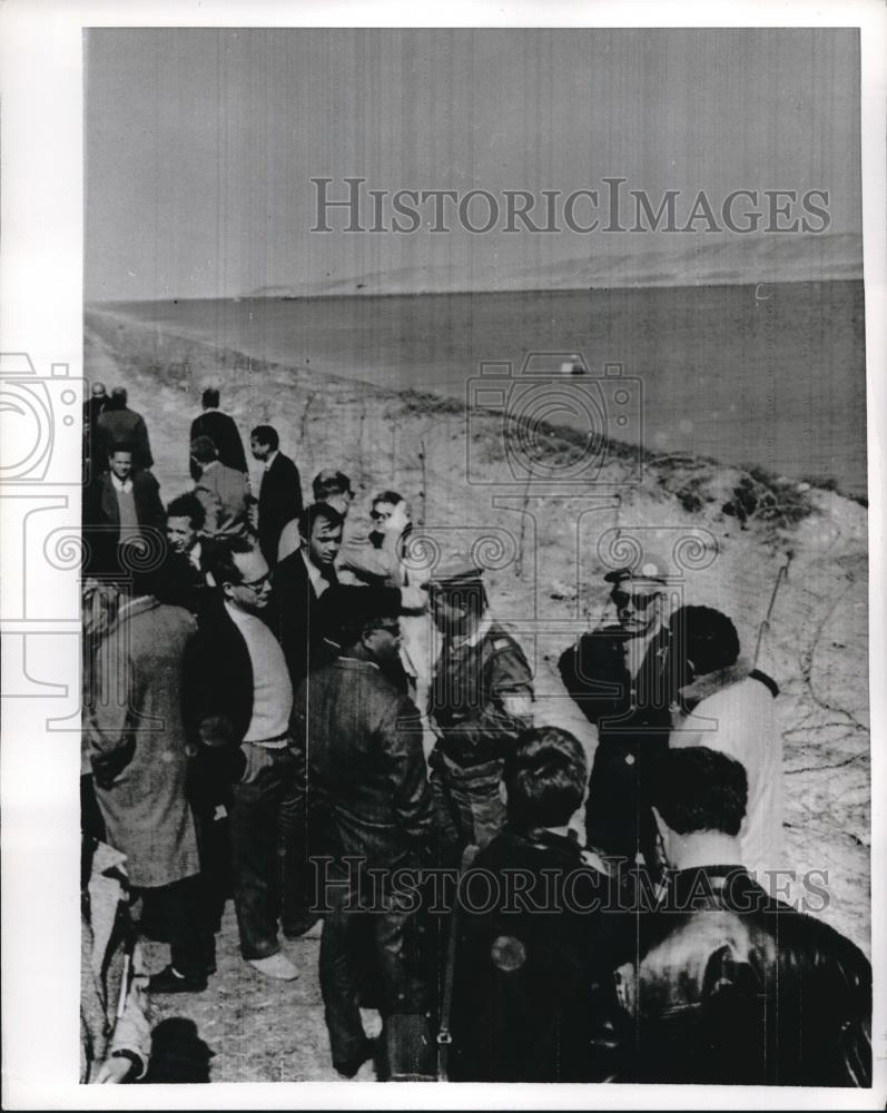 1968 Press Photo spectators at clear out operation of debris-choked Suez Canal - Historic Images