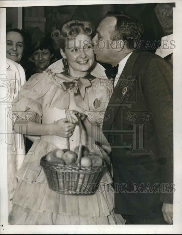 1938 Press Photo Miss Georgia Clara McQuellen gets kiss from Gov. Rivers - Historic Images