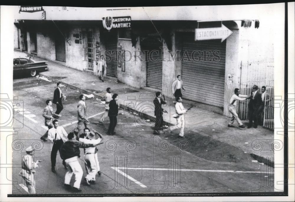 1960 Press Photo Caracas, Venezuela, mass demonstration by unemployed - Historic Images