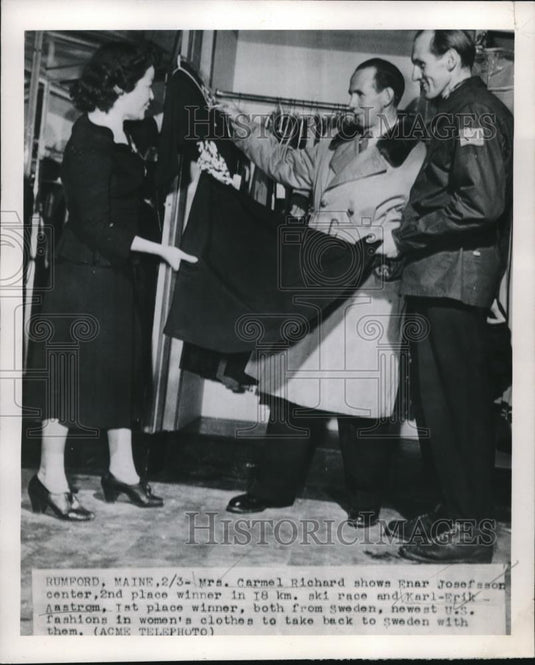 1950 Press Photo Clothes designer Carmel Richards showing latest women fashion - Historic Images