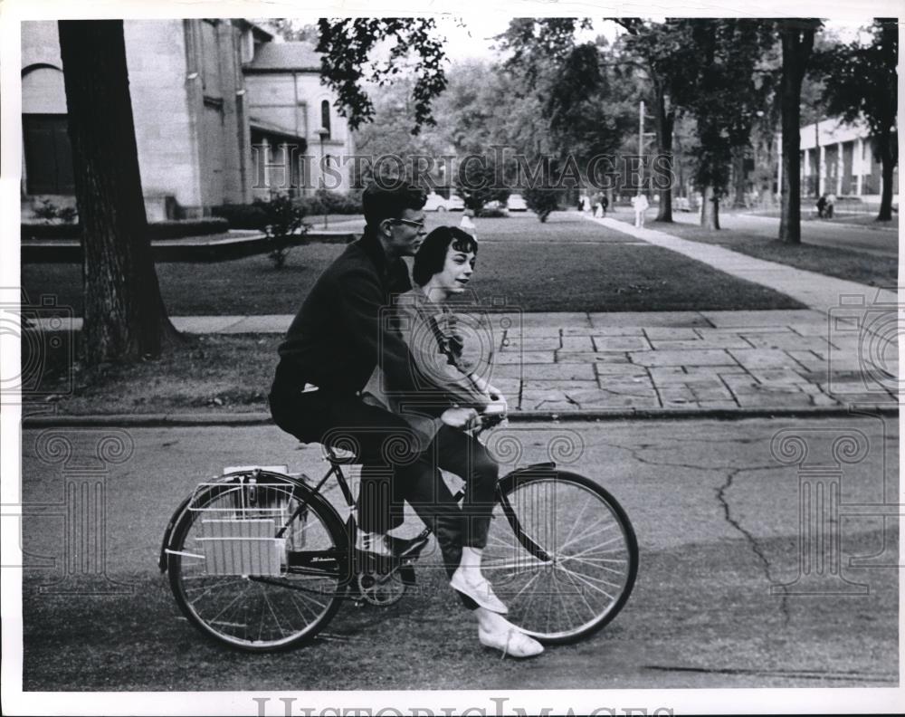 1961 Press Photo Oberlin College students on a bicycle in Pa. - Historic Images