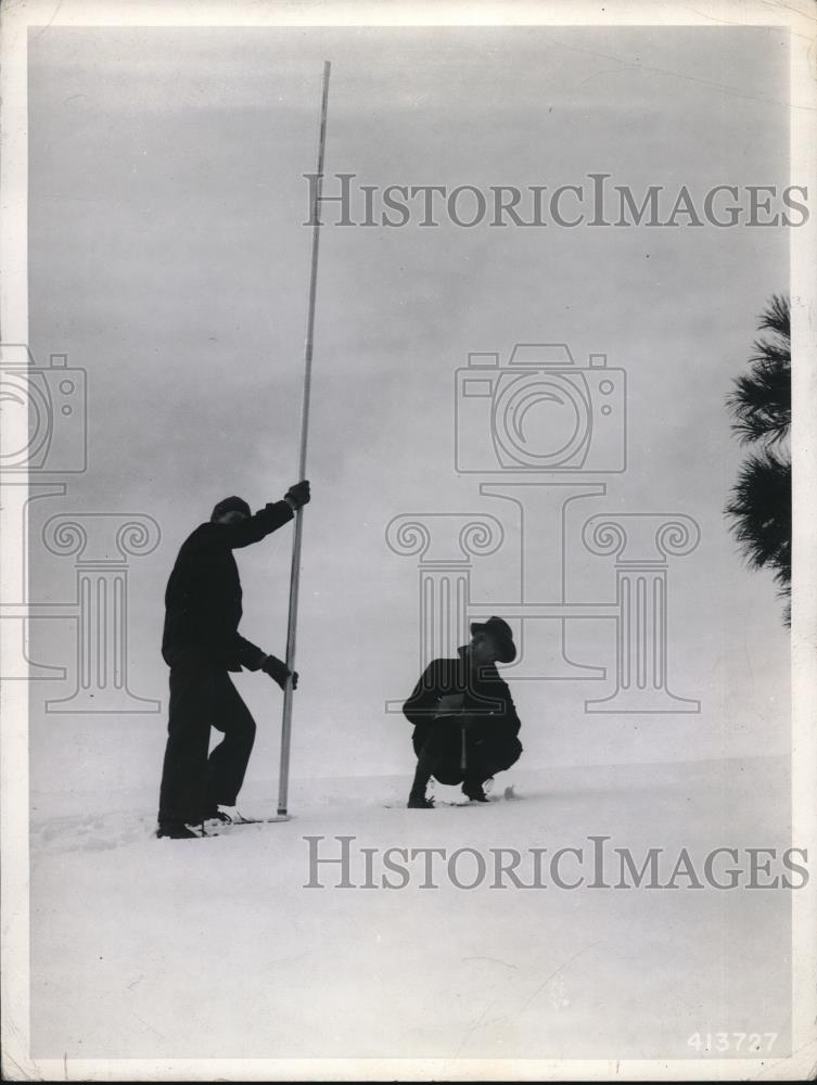 1944 Press Photo Snow surveyor &amp; asst measure depth of snow - Historic Images