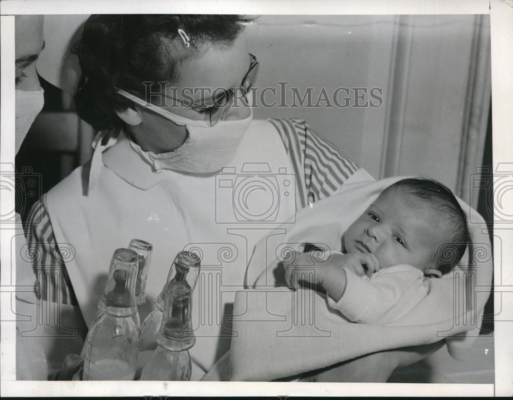 1943 Press Photo Nurse holding baby at Gallinger Hospital in Washington D.C. - Historic Images